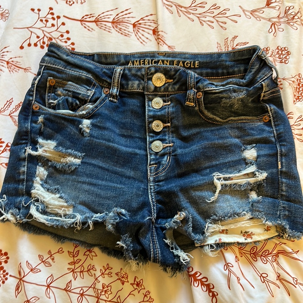 American eagle women’s distressed jean shorts dark washed.
